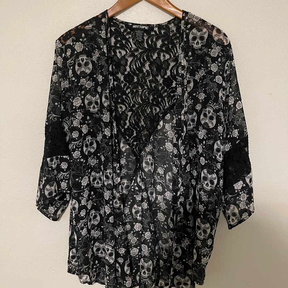 Hot Topic Black Lace-Back Sugar Skull Kimono